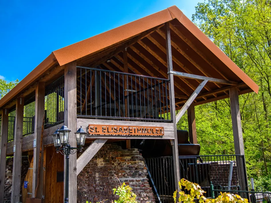 St. Elisabeths Mühle an einem Sommertag, von der schrägen Seite aus gesehen
