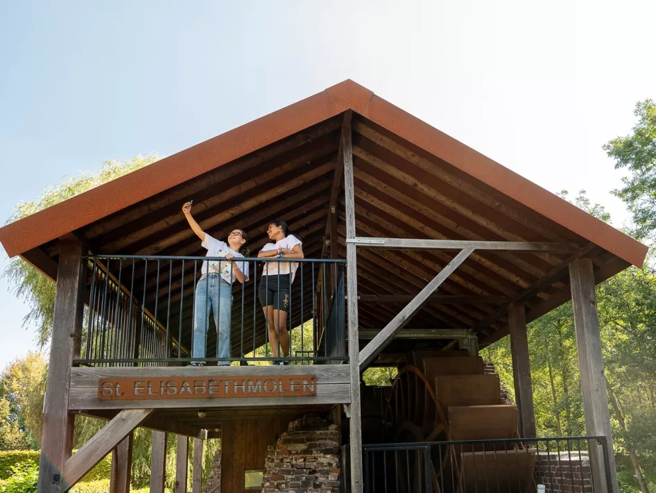 Zwei Mädchen machen ein Selfie an der St. Elisabeth Mühle in Haelen