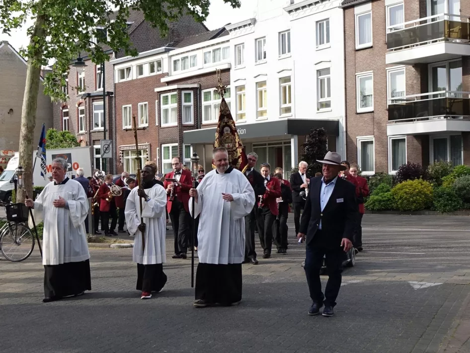 De processie gaat de bocht om op weg naar de Kapel in 't Zand