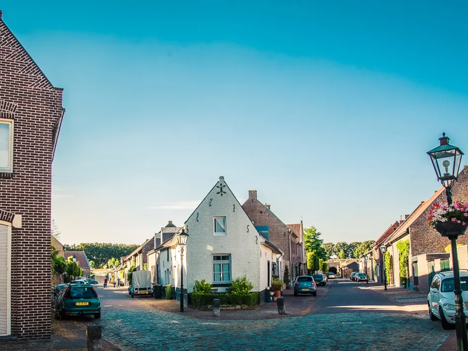 Schmale Straßen mit alten Häusern und Laternen in Stevensweert