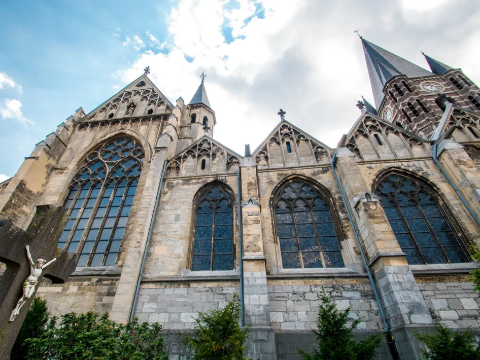 Gotische Abteikirche von Thorn mit hohen Fenstern und Türmen.