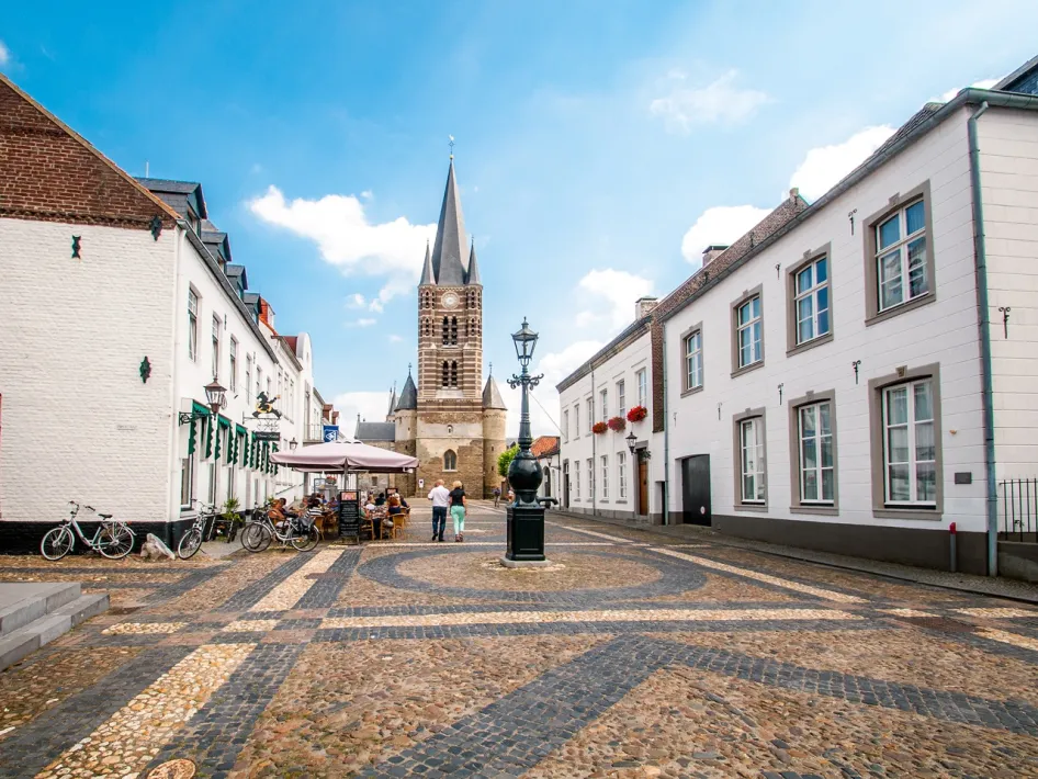 Het centrale plein van Thorn met uitzicht op de Abdijkerk en gezellige terrassen, onderdeel van de Stadstour Thorn.