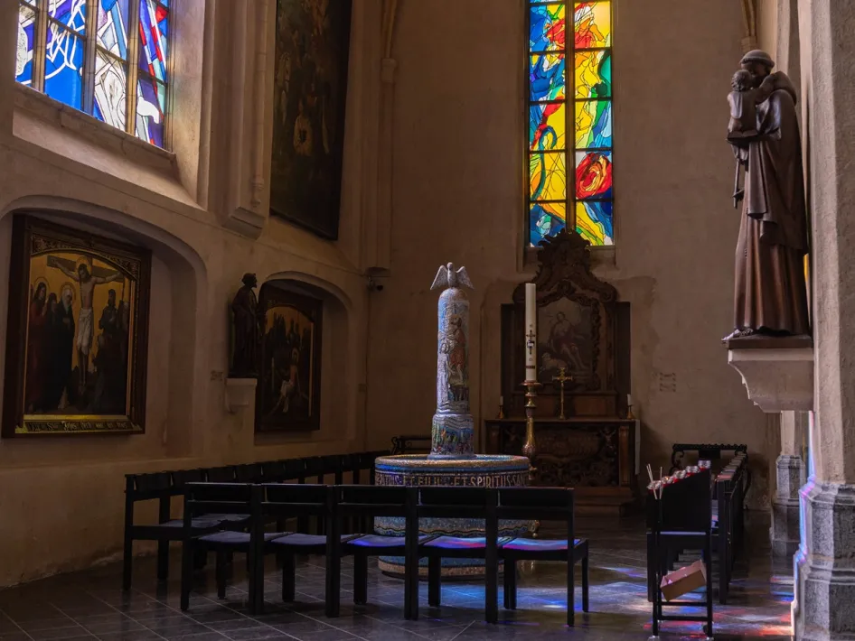 Interieur van de Sint-Christoffelkathedraal met glas-in-loodramen en religieuze kunst tijdens een stadswandeling Roermond.