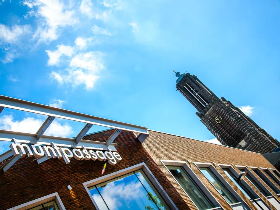 Tijdens de Stadswandeling Weert kom je langs de Muntpassage met op de achtergrond de Sint Martinuskerk