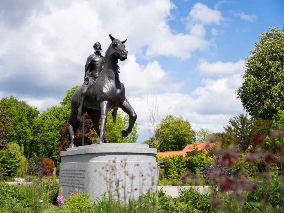 In het Kasteelpark Nijenborgh staat het ruiterstandbeeld van Philips de Montmorency, graaf van Horne.