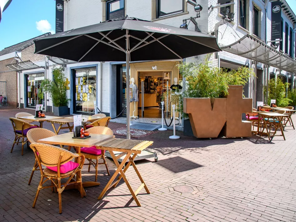 Terrasjes in de binnenstad van Weert bij de winkel VT Mode
