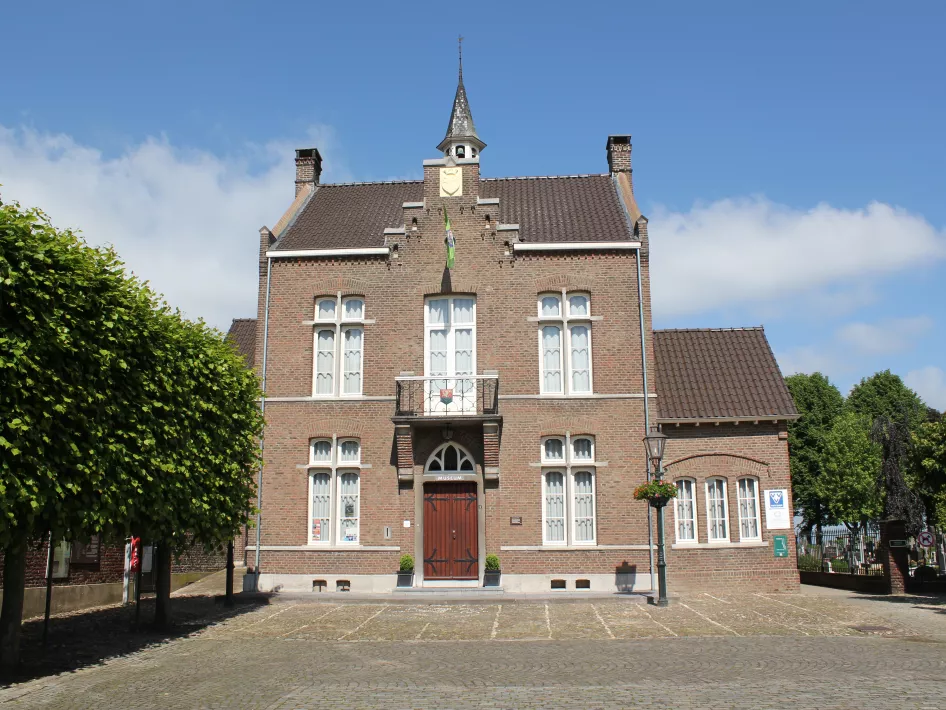 Het oude gemeentehuis van Stevensweert, waarin het Museum Stevensweert-Ohé en Laak en de VVV zijn gevestigd