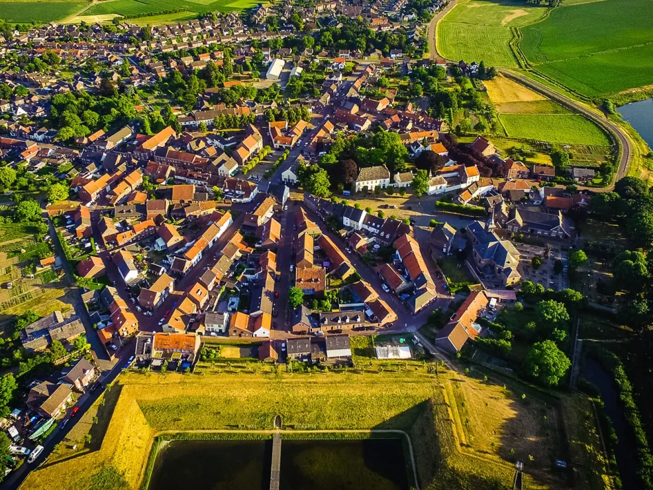 Das charakteristische Straßenbild von Stevensweert, das Gegenstand der Wanderroute Stadtrundgang Stevensweert ist
