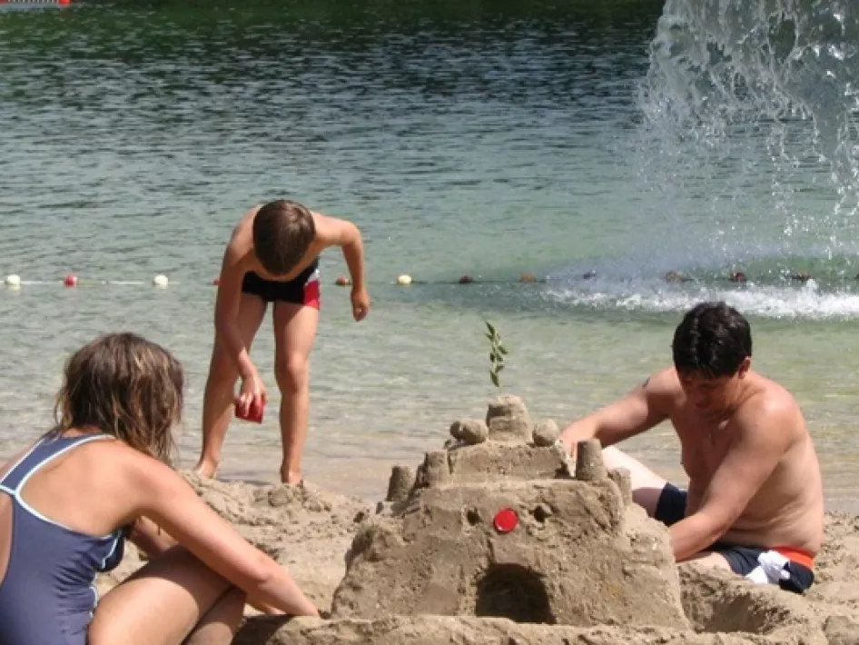 Kinderen spelen bij het water van Strandbad de Witte Vennen