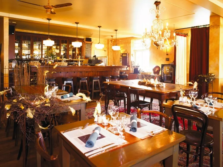 Het interieur van Tante Jet aan de Maas