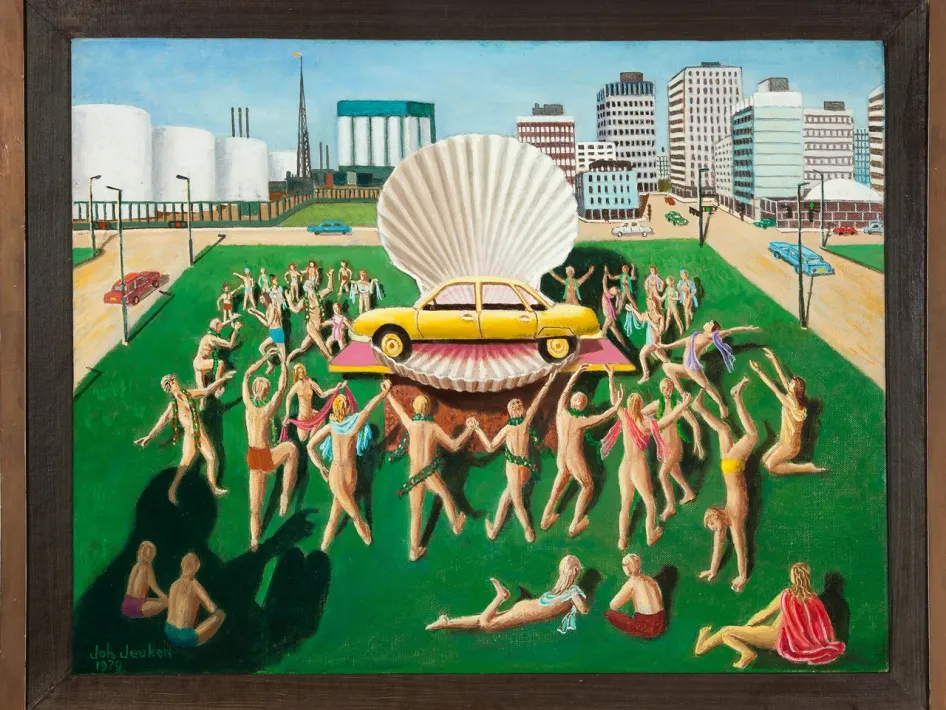Schilderij De aanbidding van het gouden kalf, met een gele auto voor een grote schelp en dansende figuren in een groen stadslandschap.