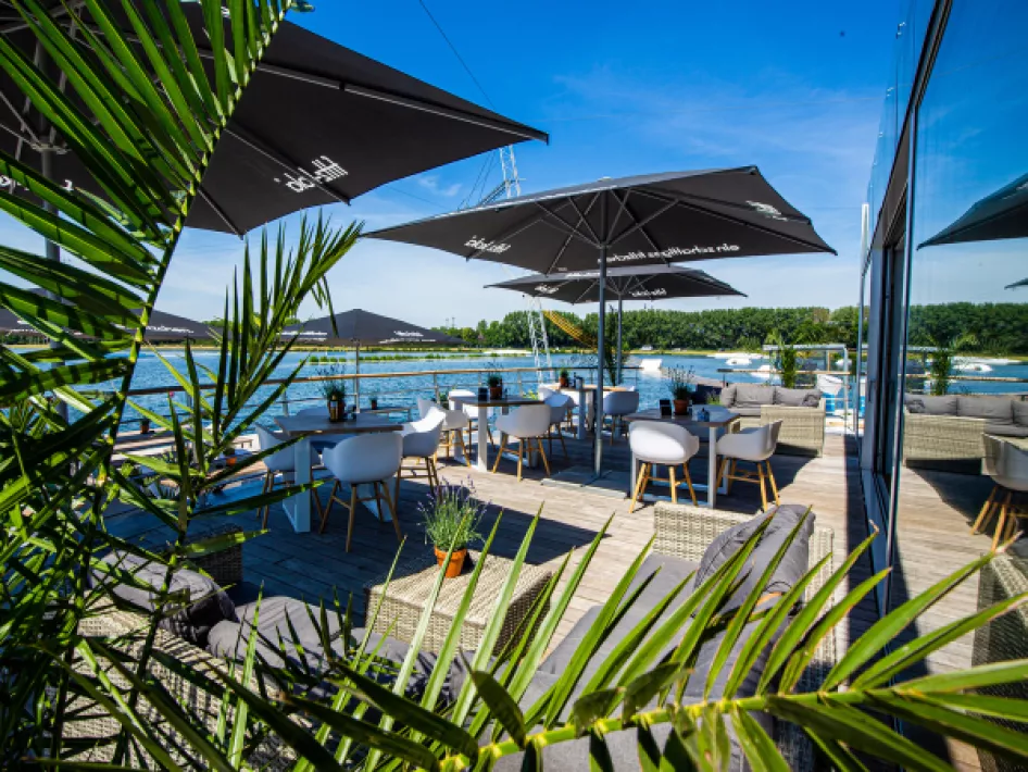 Terras lounge aan het water Maasplassen Area-X