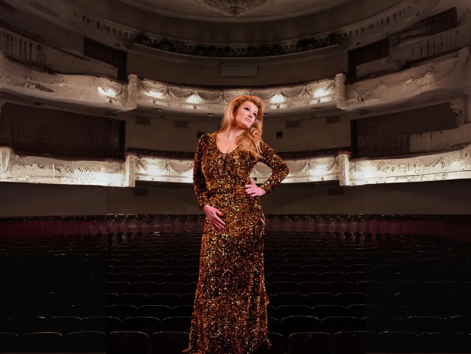 Zangeres Jolanda Knecht in glitterjurk op het podium van een klassiek theater tijdens The ADELE Project, een ode aan Adele