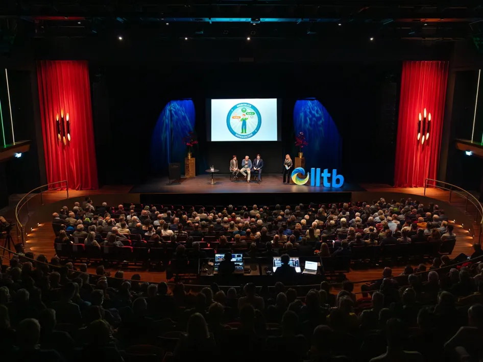 Theaterzaal van TheaterHotel De Oranjerie in Roermond tijdens een zakelijke bijeenkomst met presentatie en groot publiek.