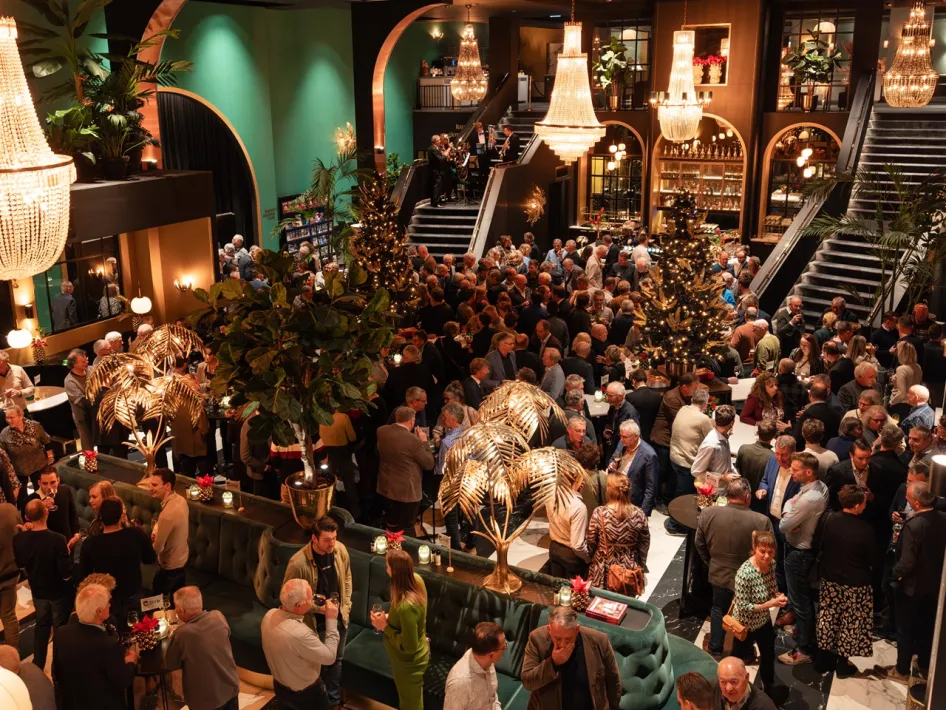 Netwerkbijeenkomst in TheaterHotel De Oranjerie in Roermond met gasten in de centrale ontvangst- en horecaruimte.