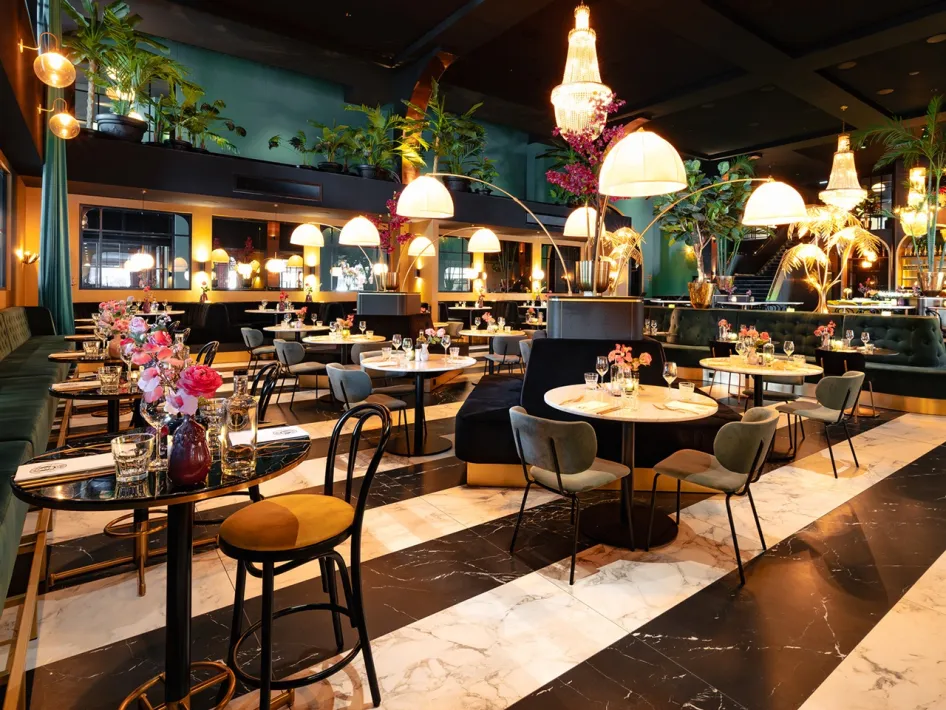 Restaurant van TheaterHotel De Oranjerie in Roermond, ingericht voor lunch, diner en zakelijke ontvangsten.