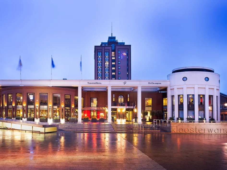 Buitenzijde van TheaterHotel De Oranjerie in Roermond, locatie voor zakelijke bijeenkomsten, congressen en evenementen.