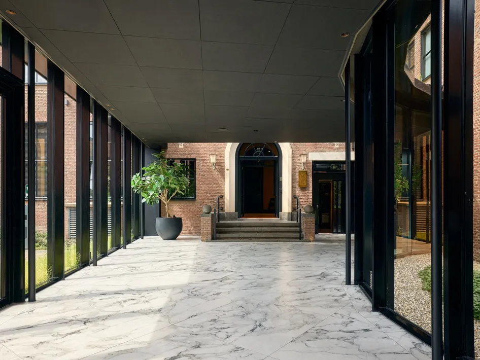 Glass walkway connecting the historic and modern sections of TheaterHotel De Oranjerie