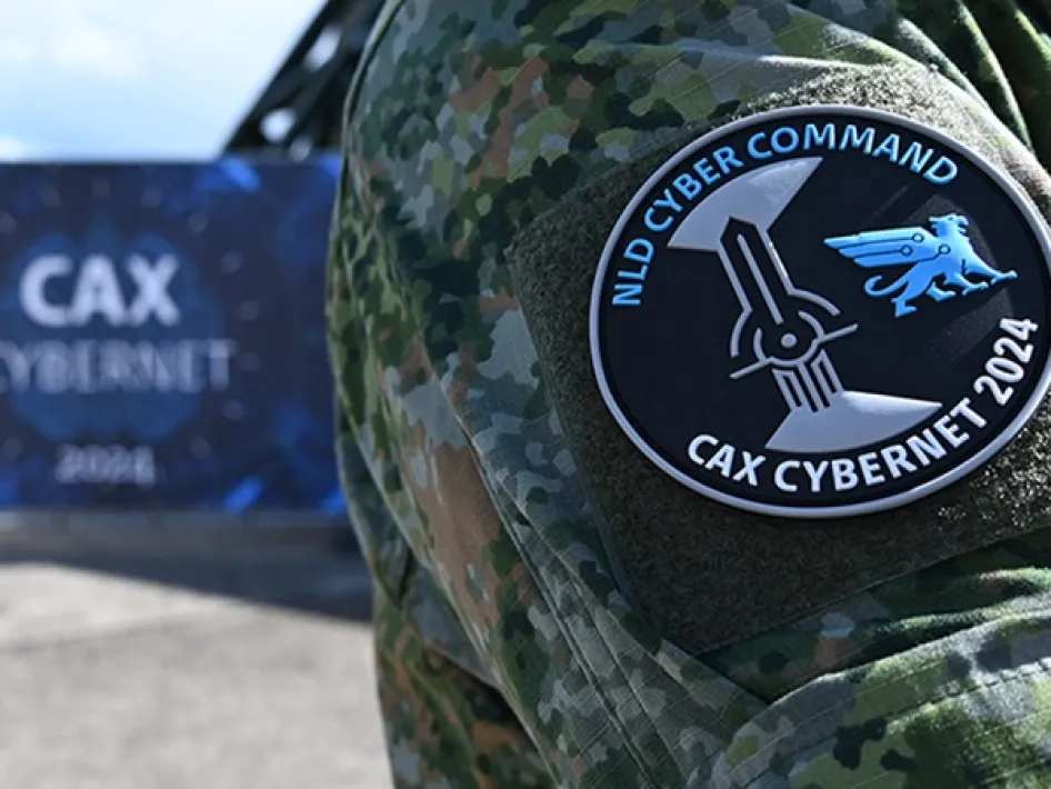 Militair uniform met embleem van NLD Cyber Command tijdens oefening CAX Cybernet 2024.