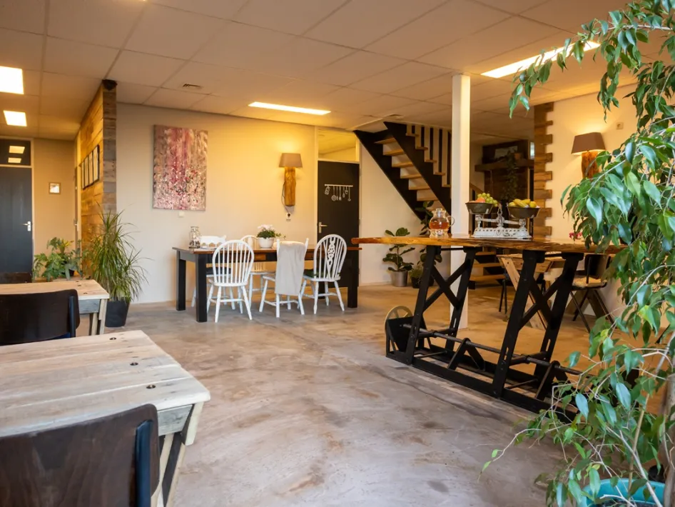 Breakfast room at Thorn B&B – A cozy and homely dining area with wooden tables, atmospheric lighting, and plenty of greenery. A fresh and extensive breakfast is served here every morning.