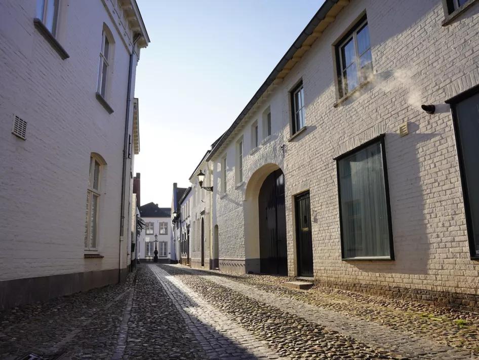De winterzon laat zich zien in de straten van Thorn