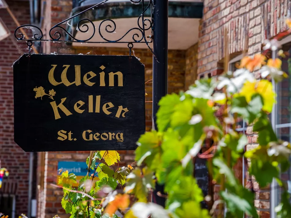 Bord met Weinkeller voor de druiven