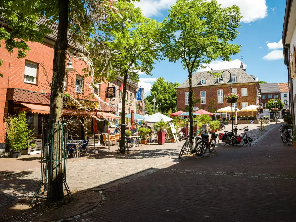 Het centrum van Wassenberg met allerlei winkeltjes en terrasjes
