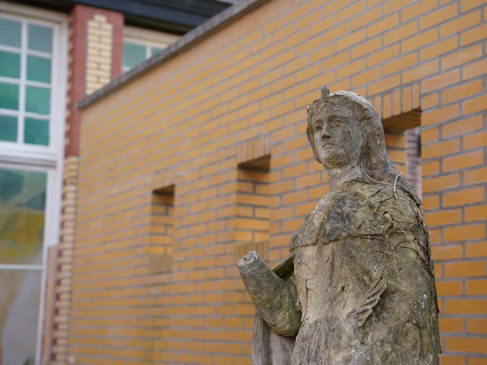 Standbeeld bij het Ursulinenhof en Raphaelpad