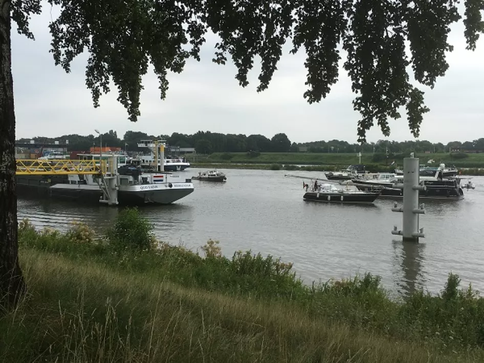 Boten bij de stuw in Baarlo