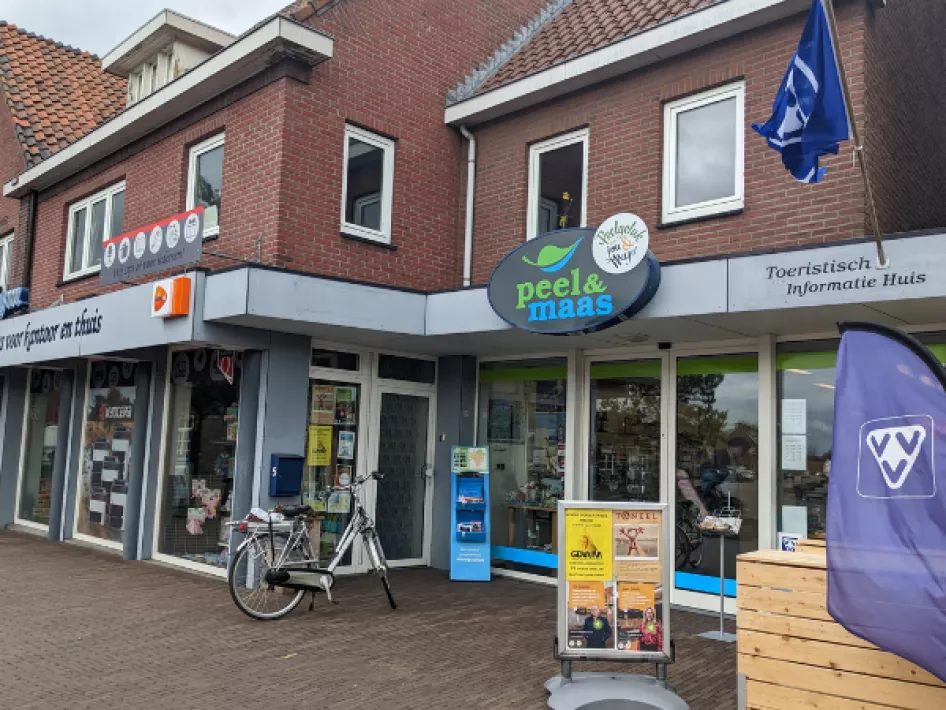 het pand van kantoorboekhandel Coolen-Pluijm waar de VVV Meijel gevestigd in is.