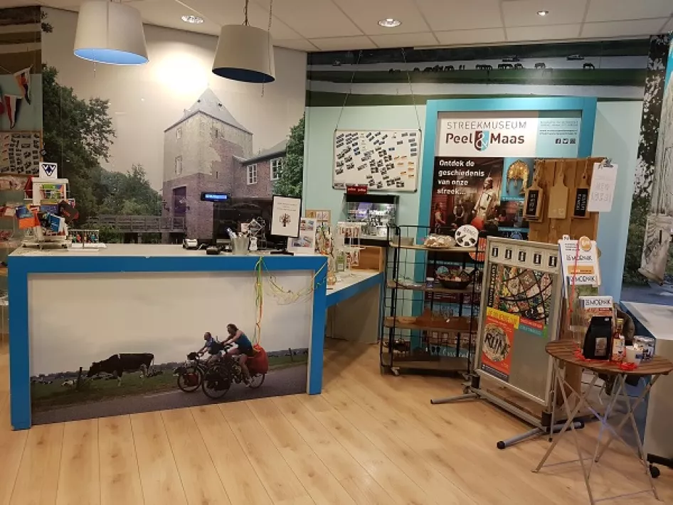 De balie van VVV Panningen