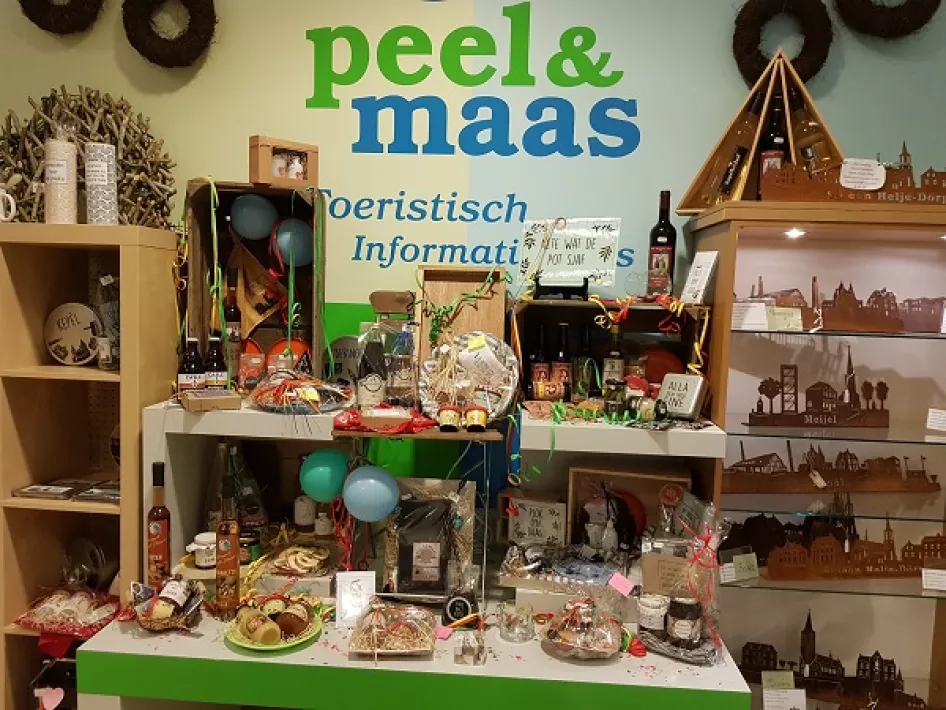 Ausgestellte Geschenkpakete beim VVV Panningen