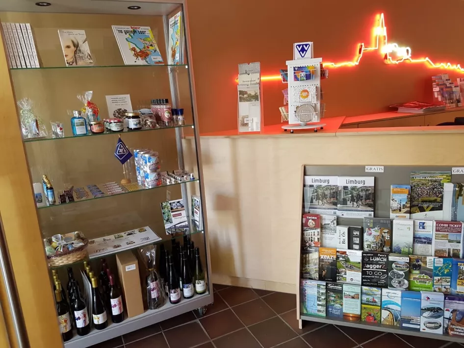 Prospekte und Souvenirs werden in der Vitrine ausgestellt und ein Prospektständer