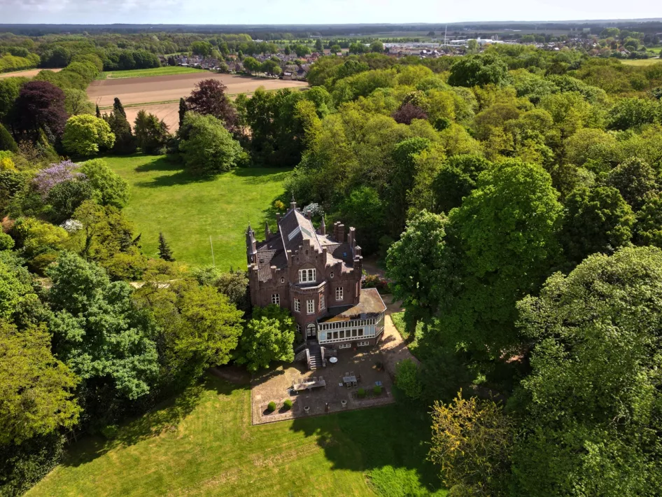 Tijdens de VVV wandeling Roerdalen - Munnichsbos en Aerwinkel stop je ook bij het imposante kasteel Aerwinkel, hier te zien vanuit de lucht