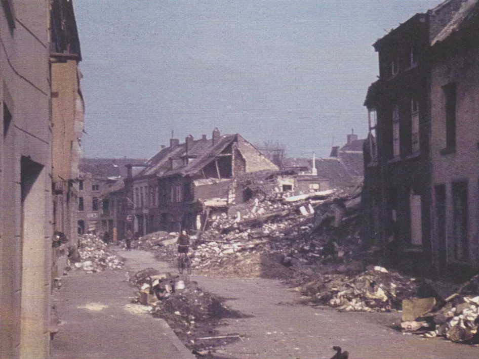 Archieffoto van gebouw die plat zijn gebombardeerd tijden WOII