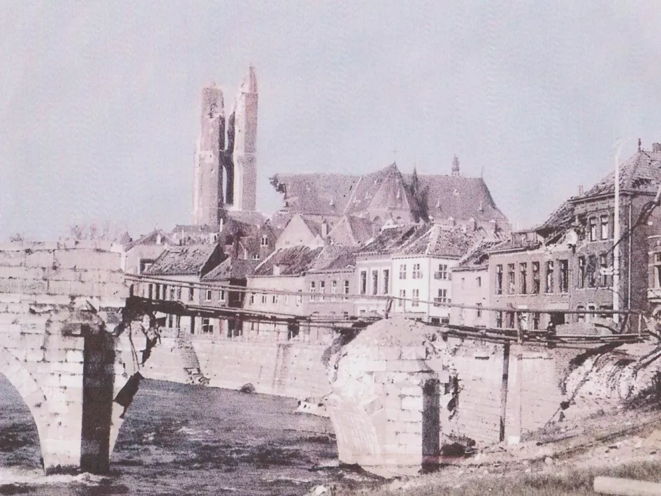 Tijdens de VVV wandeling Roermond - de Bevrijding in Aantocht wordt het verhaal te zien van de kapotgeschoten Kathedraal, hier te zien op een archieffoto