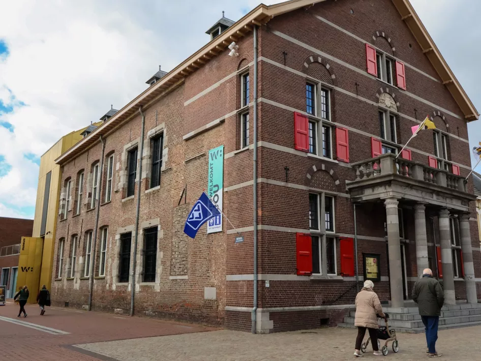 Museum W met de gouden ingang (foto: Frederique Raats)