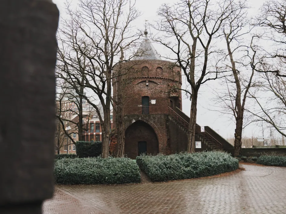 De Rattentoren in Roermond, een van de locaties die aan bod komt tijdens de VVV-wandeling Heksen in Roermond.
