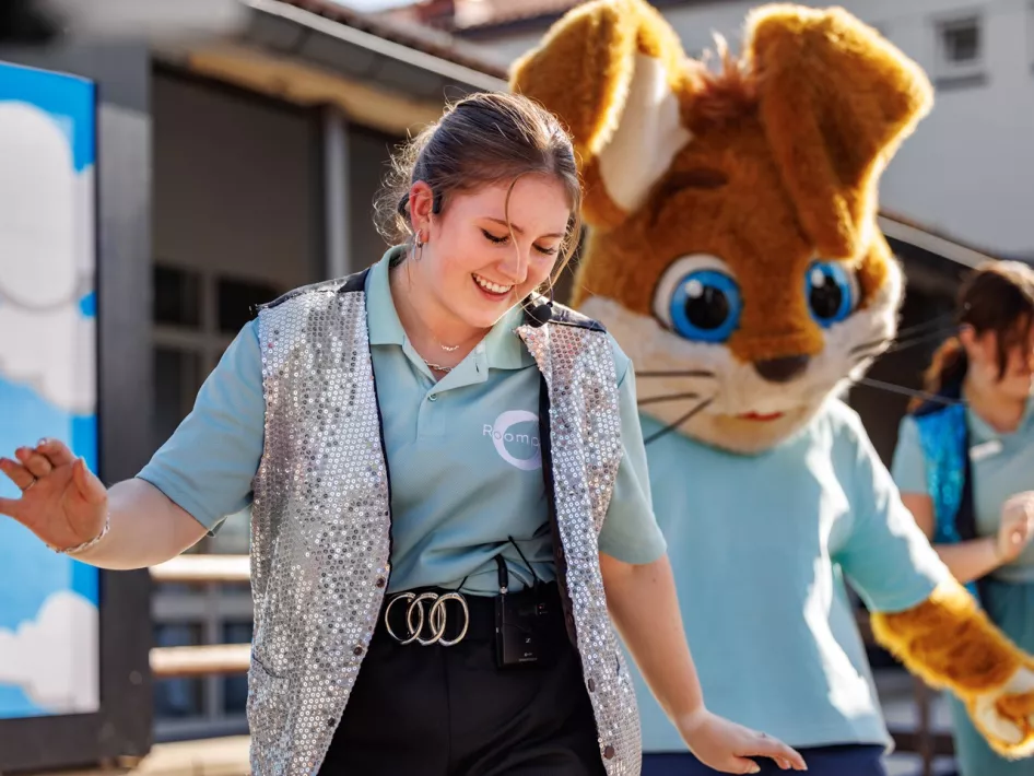 Roompot's animation team with Koos Konijn is doing a dance