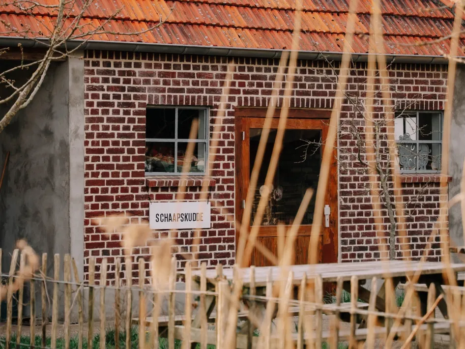 Sheep barn at Beatrixhoeve with a brick facade and rural details