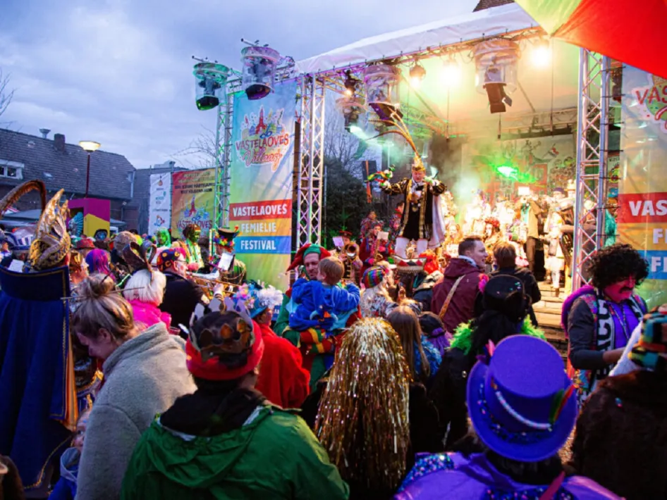 Optreden bij Vastelaoves Villaasj – Een enthousiast publiek geniet van een spetterend liveoptreden op het podium van Vastelaoves Villaasj in Maasniel.