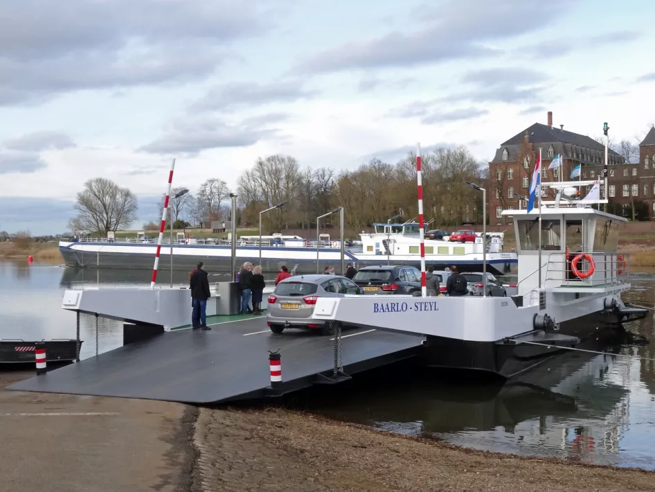 het veerpont Baarlo - Steyl aan de oever zodat fietsers en auto's het veer op kunnen rijden
