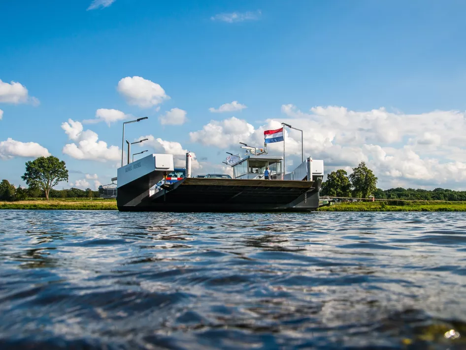 Het veerpont Kessel - Beesel vanaf het water gezien