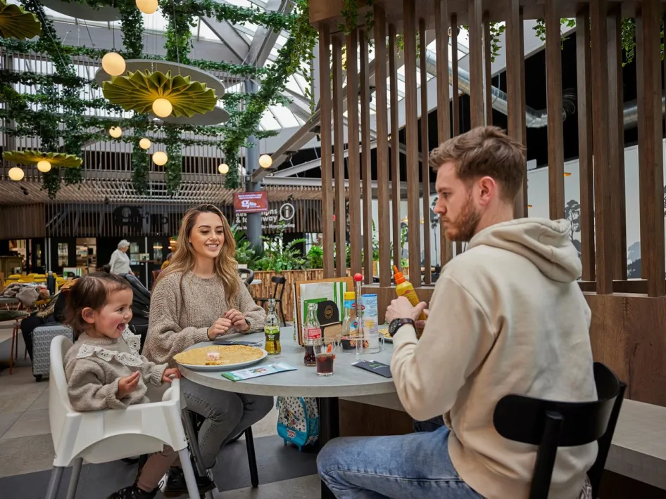 Gezin met jong kind eet samen aan tafel bij restaurant Via Verde  De Leistert.
