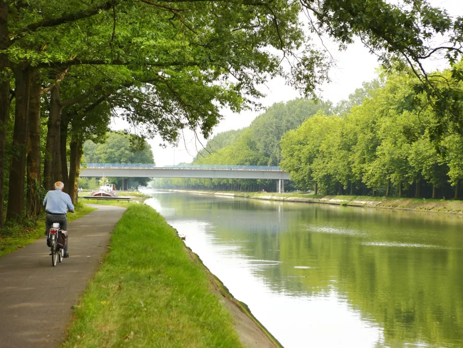 Man fietst langs het kanaal in Bocholt, België