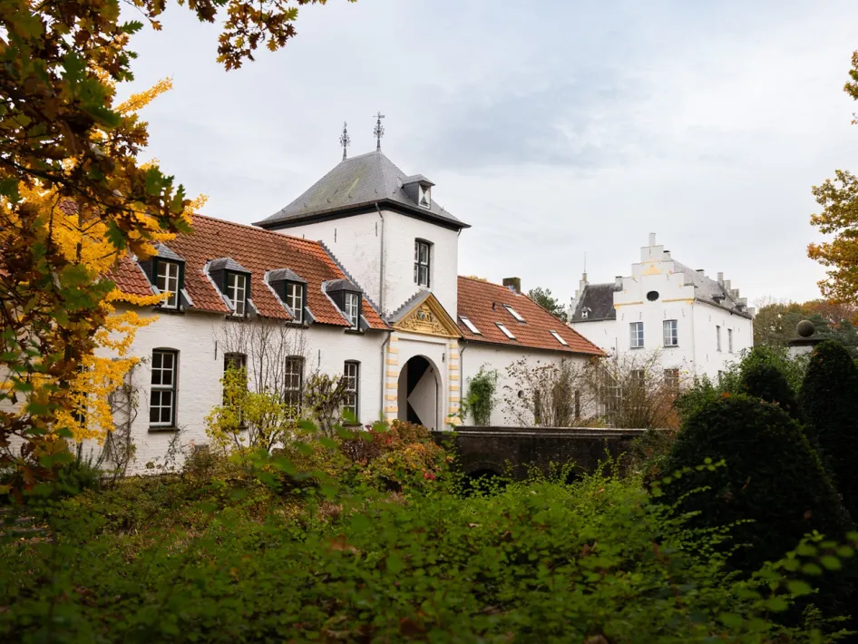 Castle Nieuwenbroeck in Beesel, surrounded by greenery and autumn colours, a historical landmark along the walking route.