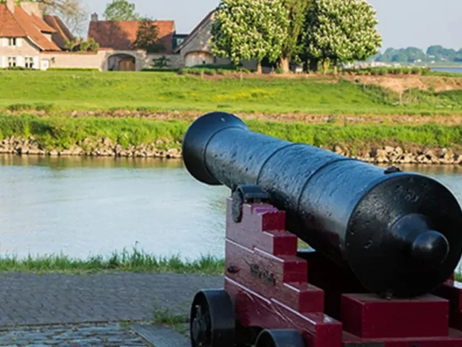 Kanonsbeeld aan de Maas in Stevensweert, startpunt van een historische wandeling over het Eiland in de Maas.