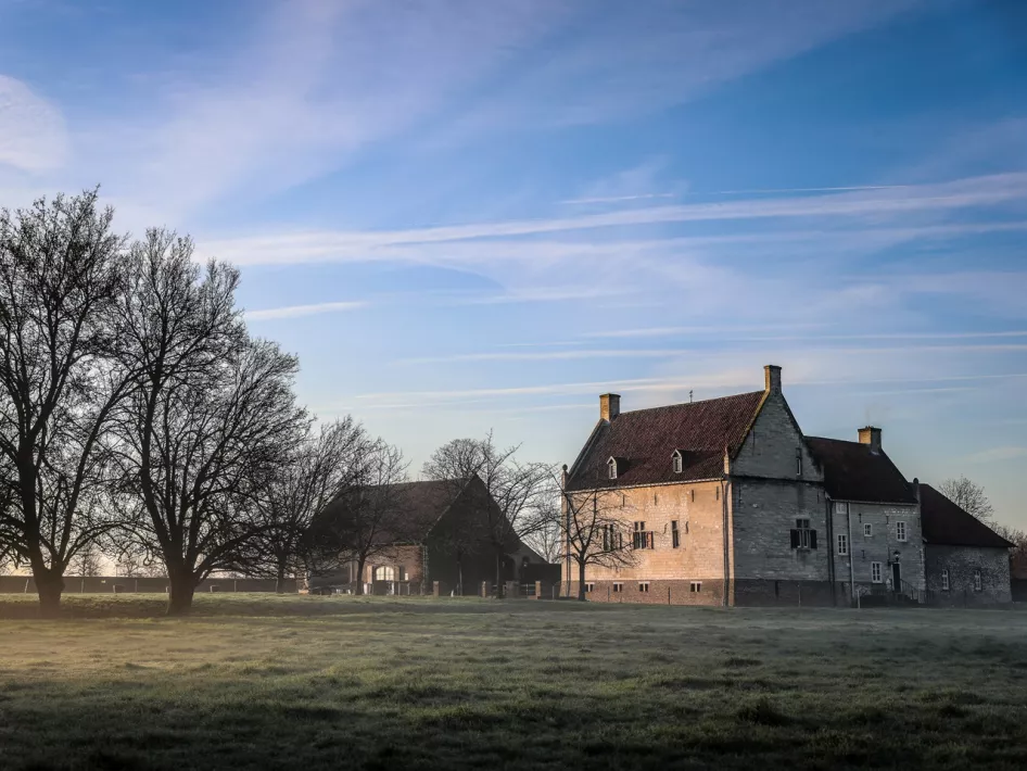 Een grote hoeve in de buurt van Thorn in Natuurgebied Drie Eigen