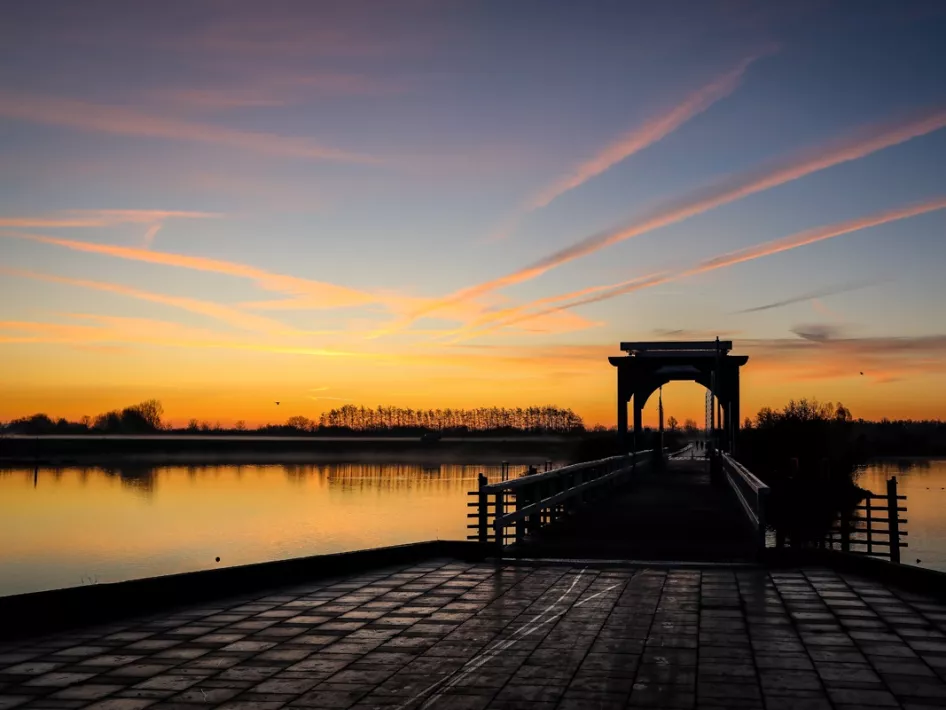 Tijdens de Wandelroute Maasvallei kom je langs de brug in Thorn, hier op een winterse dag bij zonsopkomst