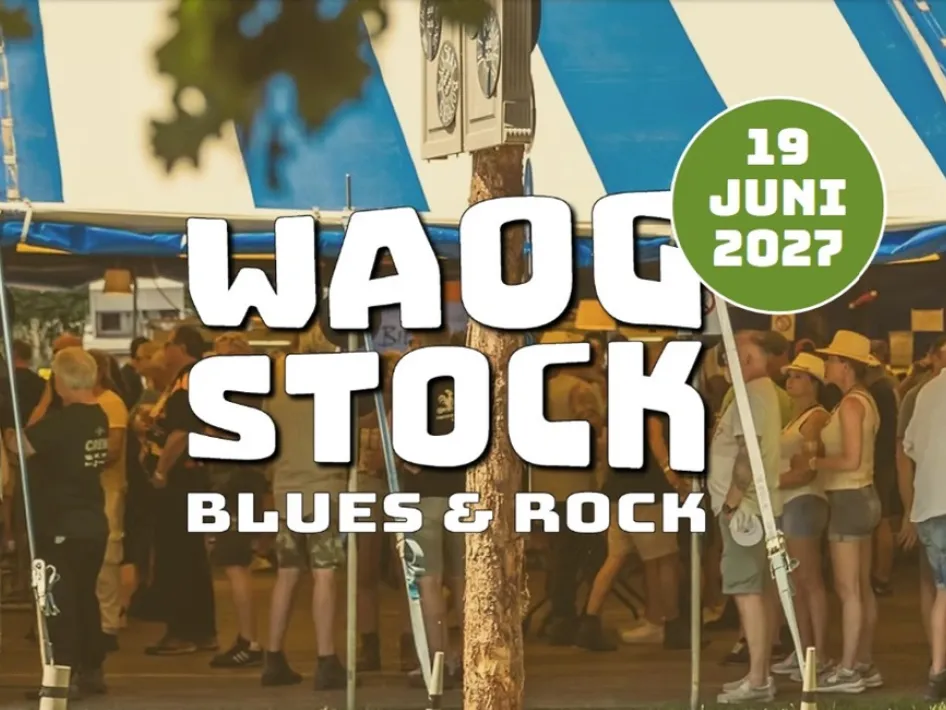 Logo van Waogstock Blues & Rock met op de achtergrond de feesttent met bezoekers erin.